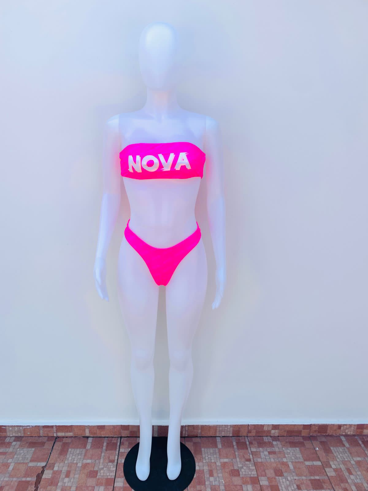 Biquini Fashion Nova original, rosado Fuscia estraple top con letras NOVA en color blanco en el centro, panti con letras NOVA poco visible.