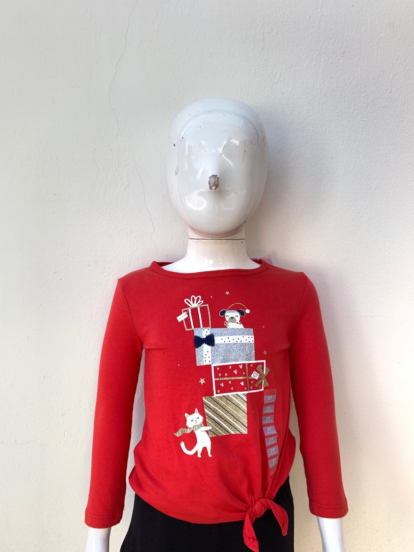 Suéter/Abrigo navidad De niños o niñas  Carter’s Original color rojo con estampado de regalos