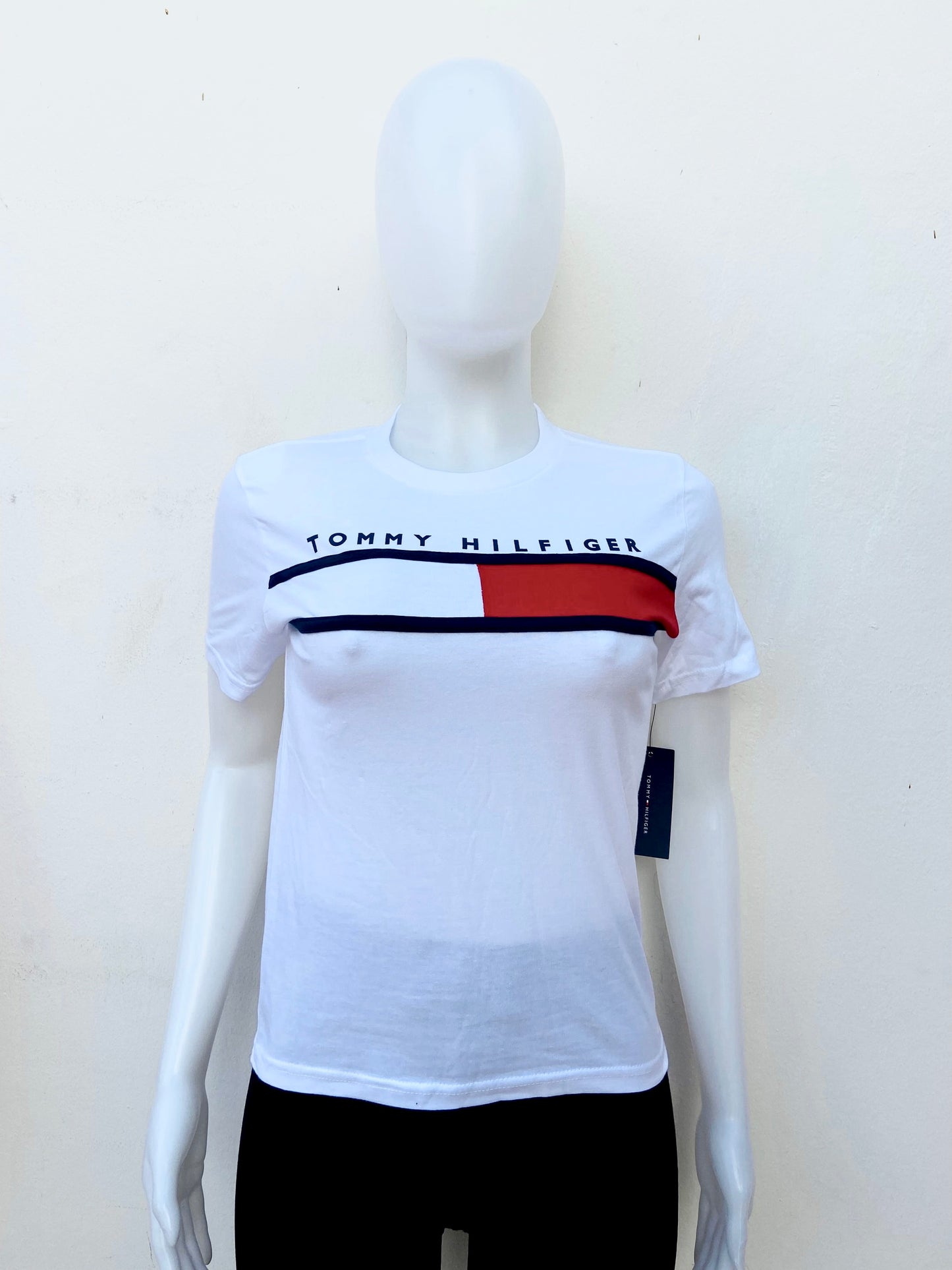 T-shirt Tommy Hilfiger original blanco con bandera Tommy en frente y letras más pequeñas TOMMY HILFIGER en frente, nuevo.