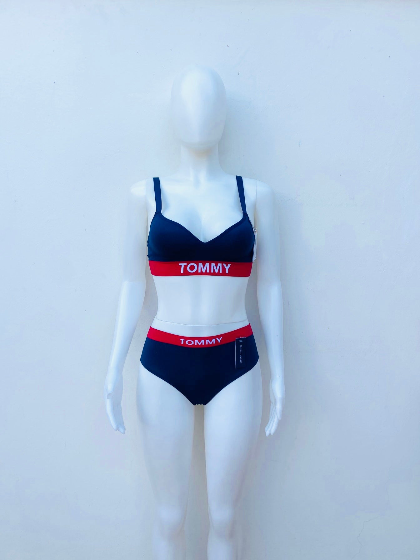 Conjunto Tommy Hilfiger original azul marino con raya roja en la parte de abajo del bra y arriba en el panti con letra TOMMY rn blanco