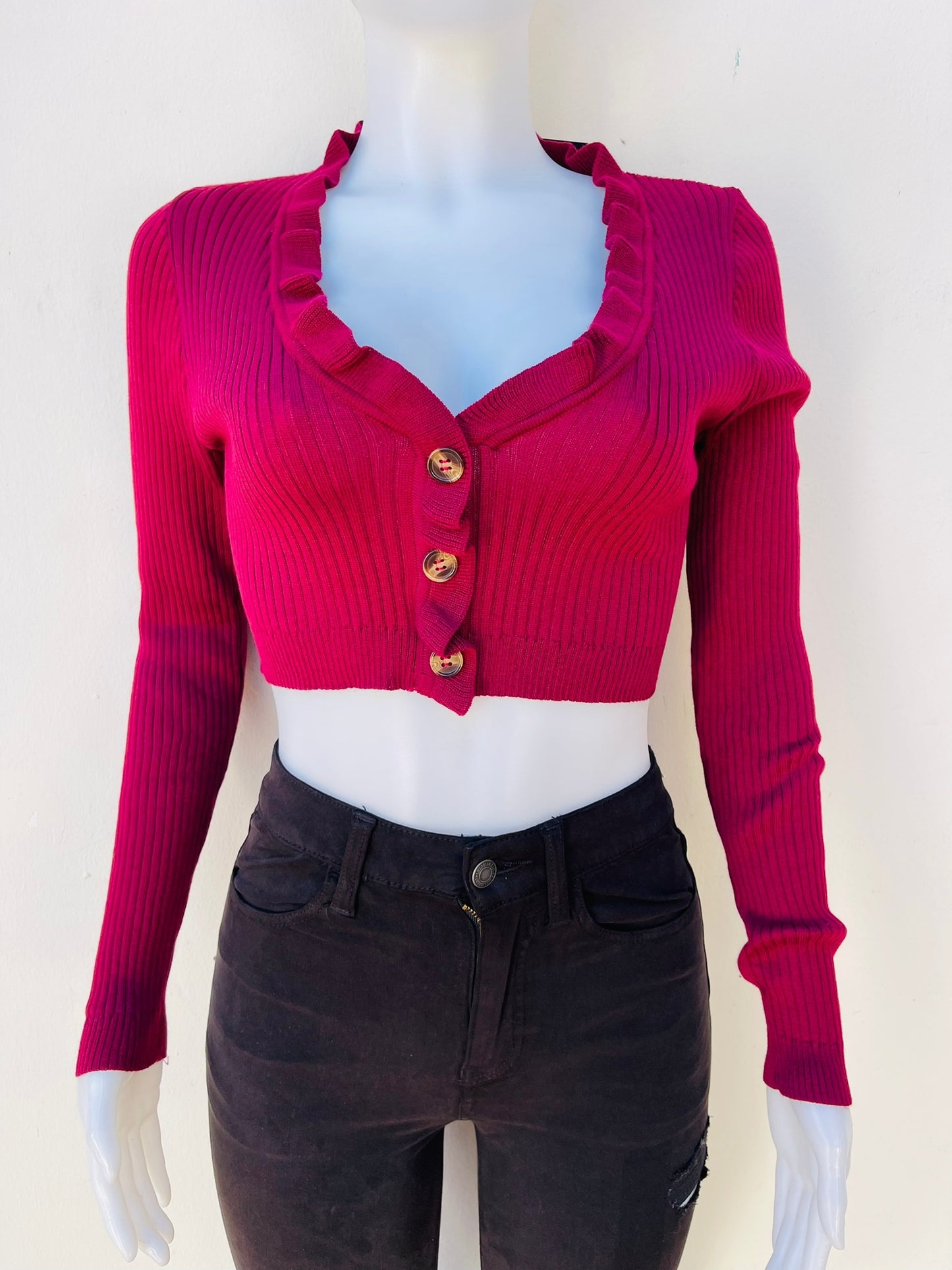 Top/ Suéter Fashion Nova original rojo vino con botones y vuelos en el escote, manga larga.