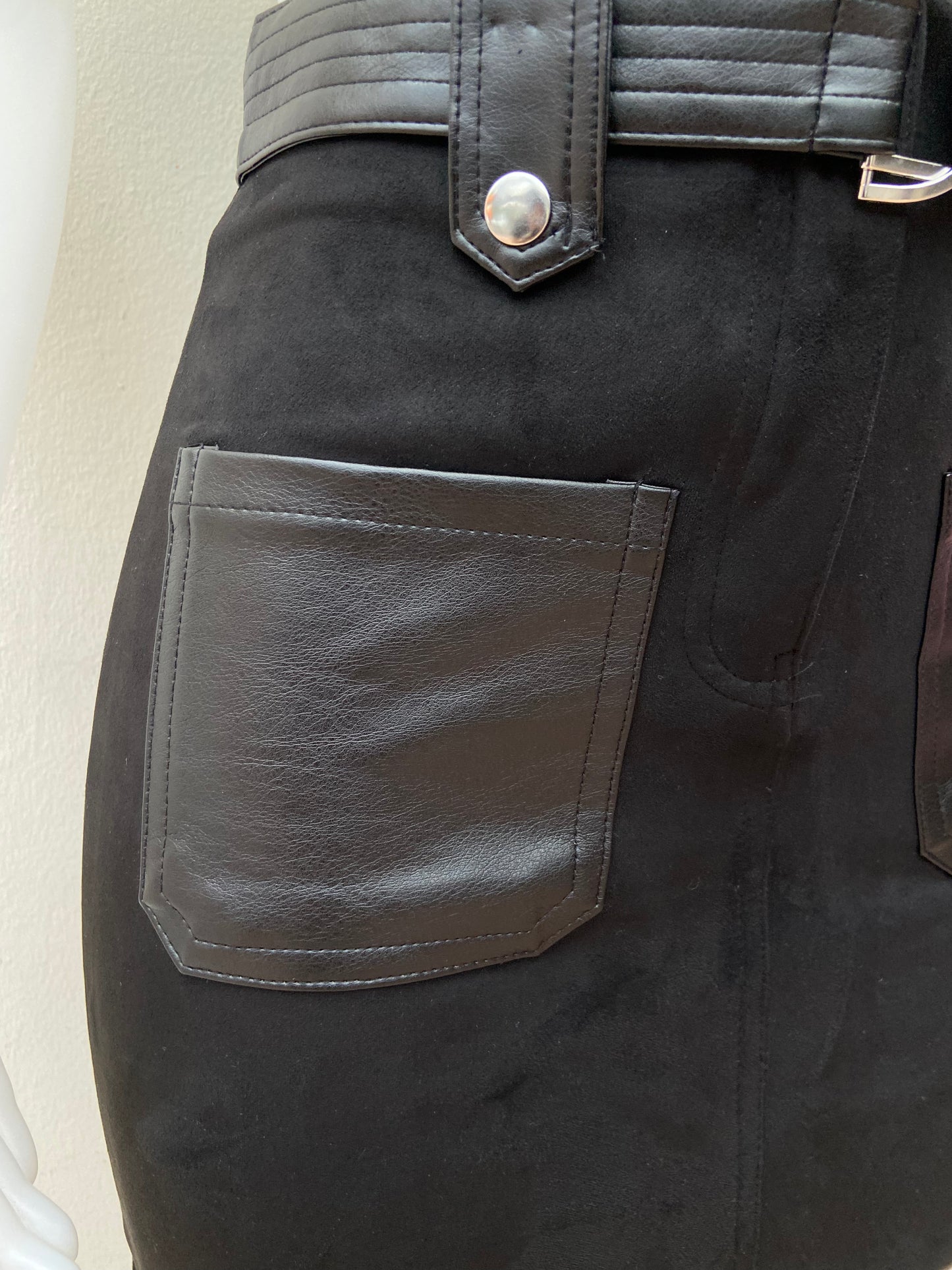 Conjunto Haute Monde original de color negro con bolsillo, correa , copas del top  en leather bolsillo en la parte del frente