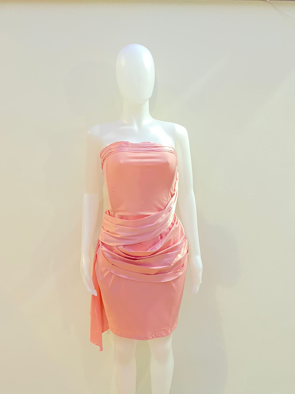 Vestido Fashion Nova origina rosado con vuelos al frente