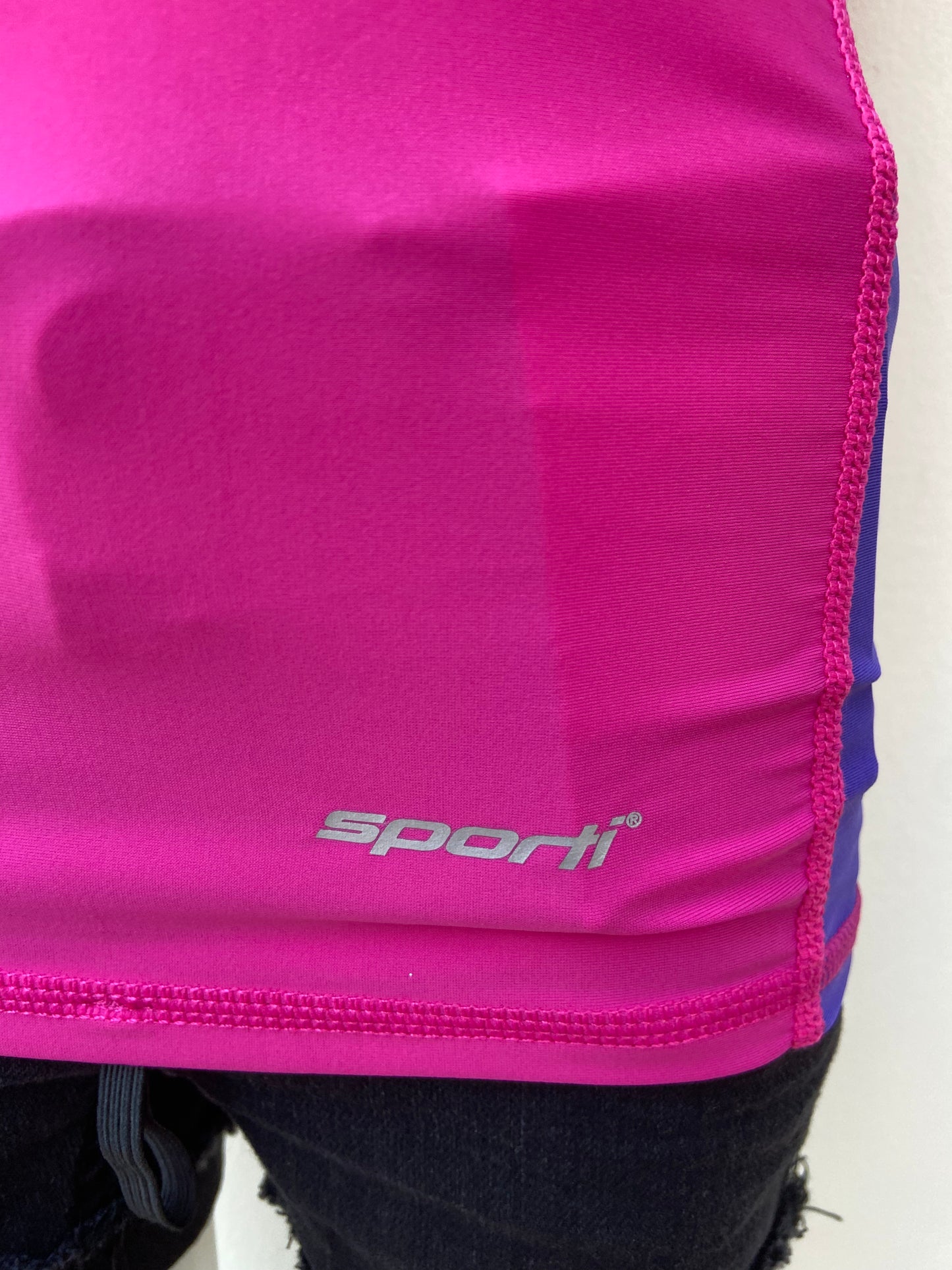 T-shirt de traje de baño Sporti original de color rosado con raya a los lados en color marado con protección UV 50+ diseño de letra SPORTI en la parte de abajo en color plateado