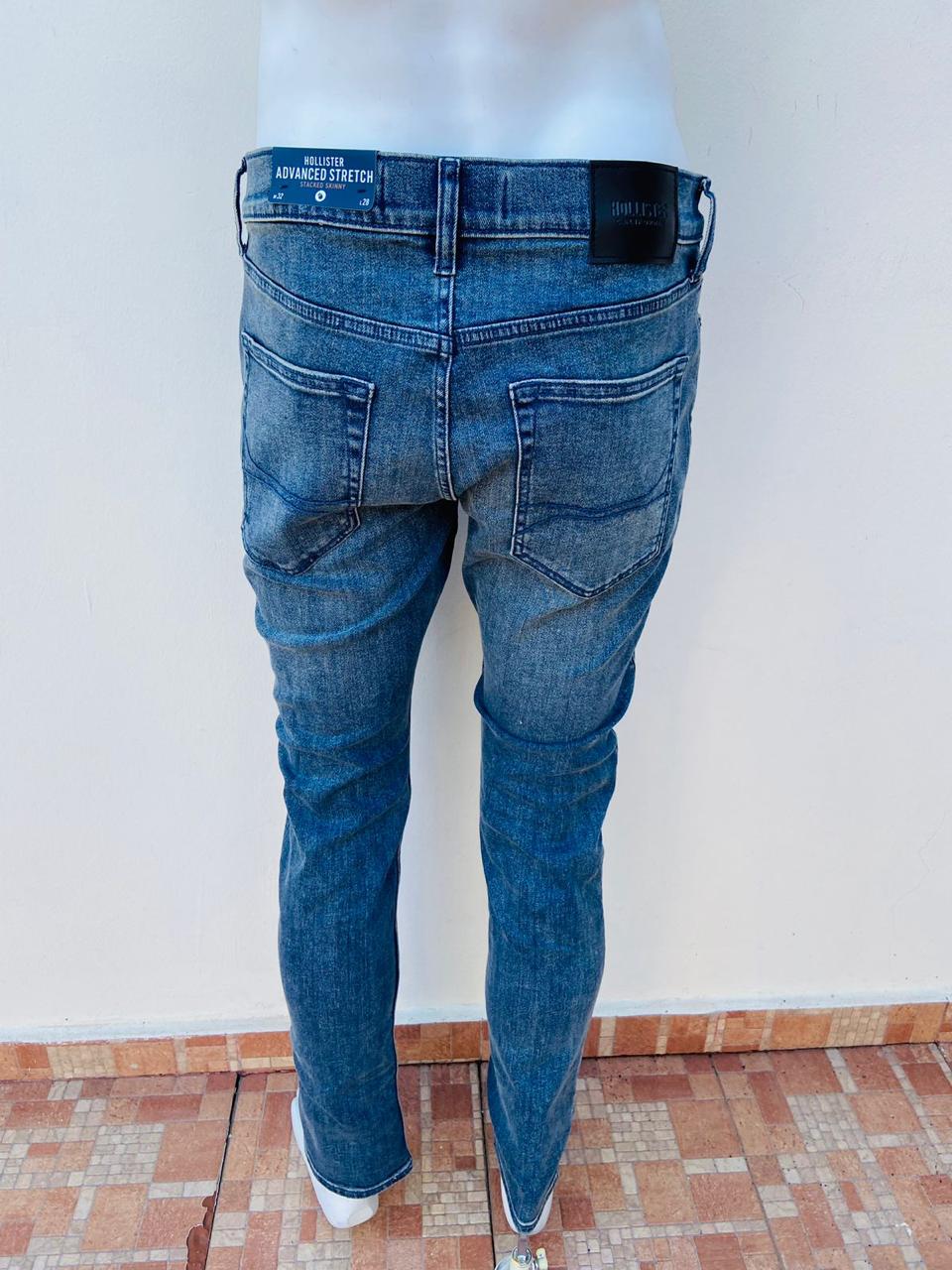 Pantalon Hollister original azul poco degradado con rasgado tapados  ADVANCED STRECH STACKED SKINNY