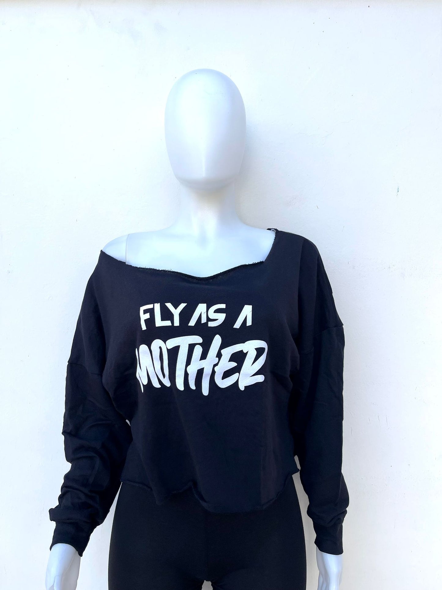 Top/sueter Fashion Nova original de color negro con letras FLY AS A MOTHER (volar como una madre )MOM OFF, manga larga.