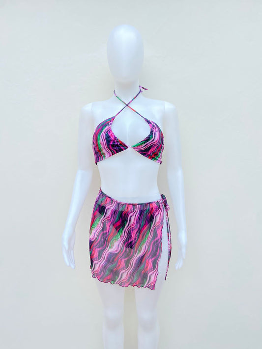 Biquini tres piezas Fashion Nova original en colores morado, verde y rosado con falda/salida de playa y lazo ajustable en el lado BEACH DREAMER