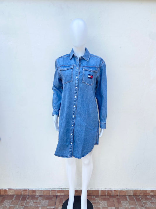 Vestido Tommy Hilfiger original jean en color azul claro (blusón) con dos bolsillos delante con pequeño logo con letras TOMMY HILFIGER en color blanco y azul botones blanco y bolsillos a los lados, manga larga.