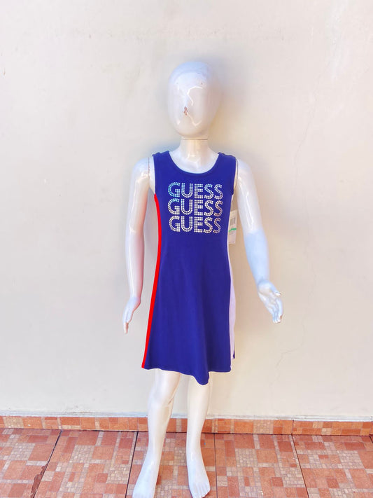 Vestido Guess original de niña de color azul marino con raya blanca y roja a los lados letra GUESS al frente en color plateado