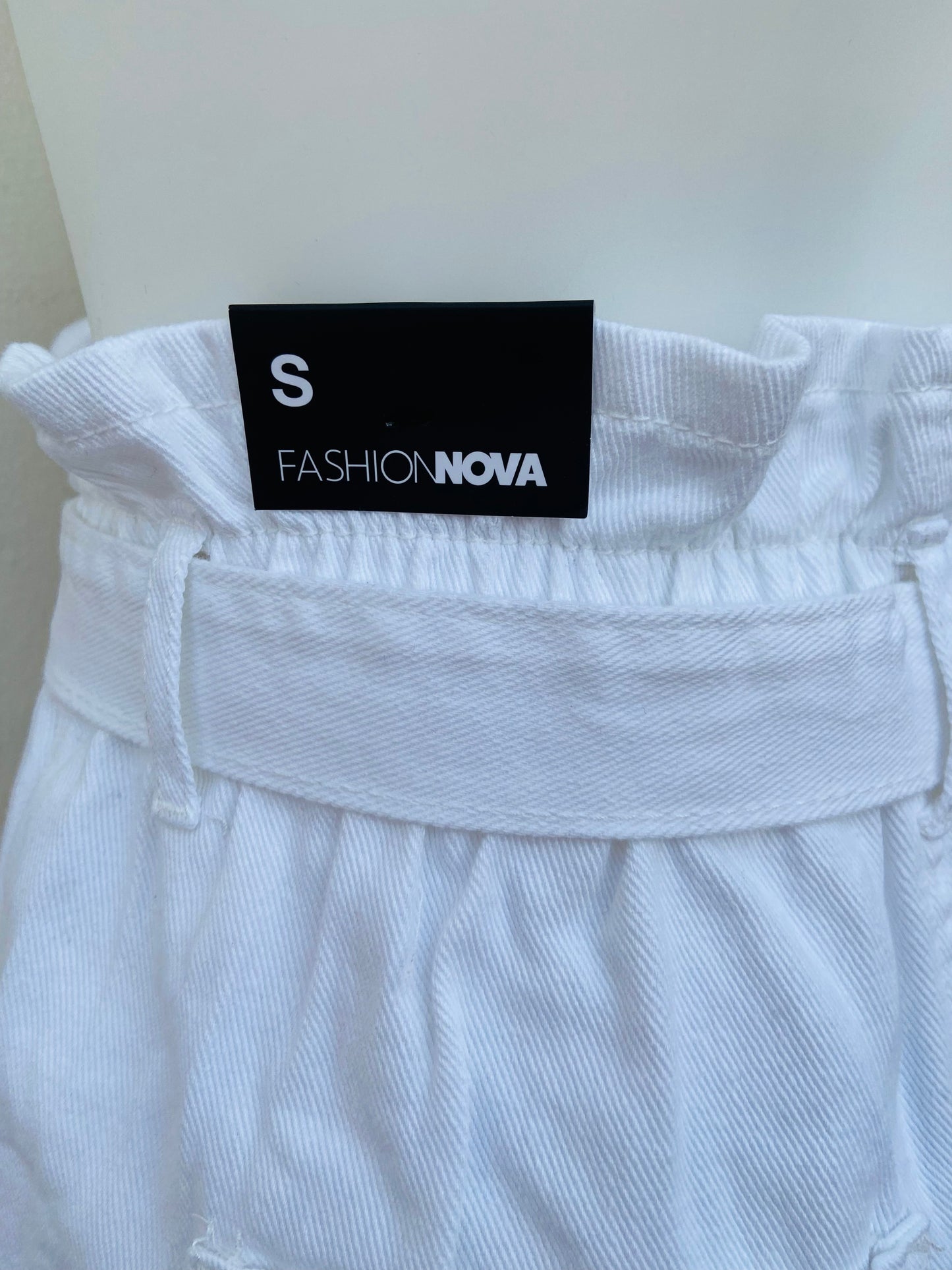Short Fashion Nova original blanco mom con lazo ajustables y botones plateados