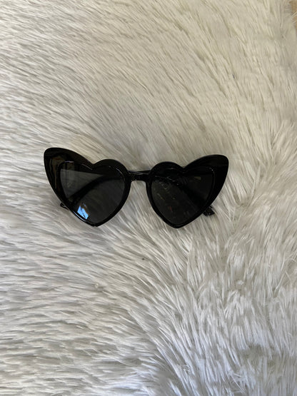 Lentes diseñados con protección UV 100-400 para proteger tu visión. Negros en forma de corazón