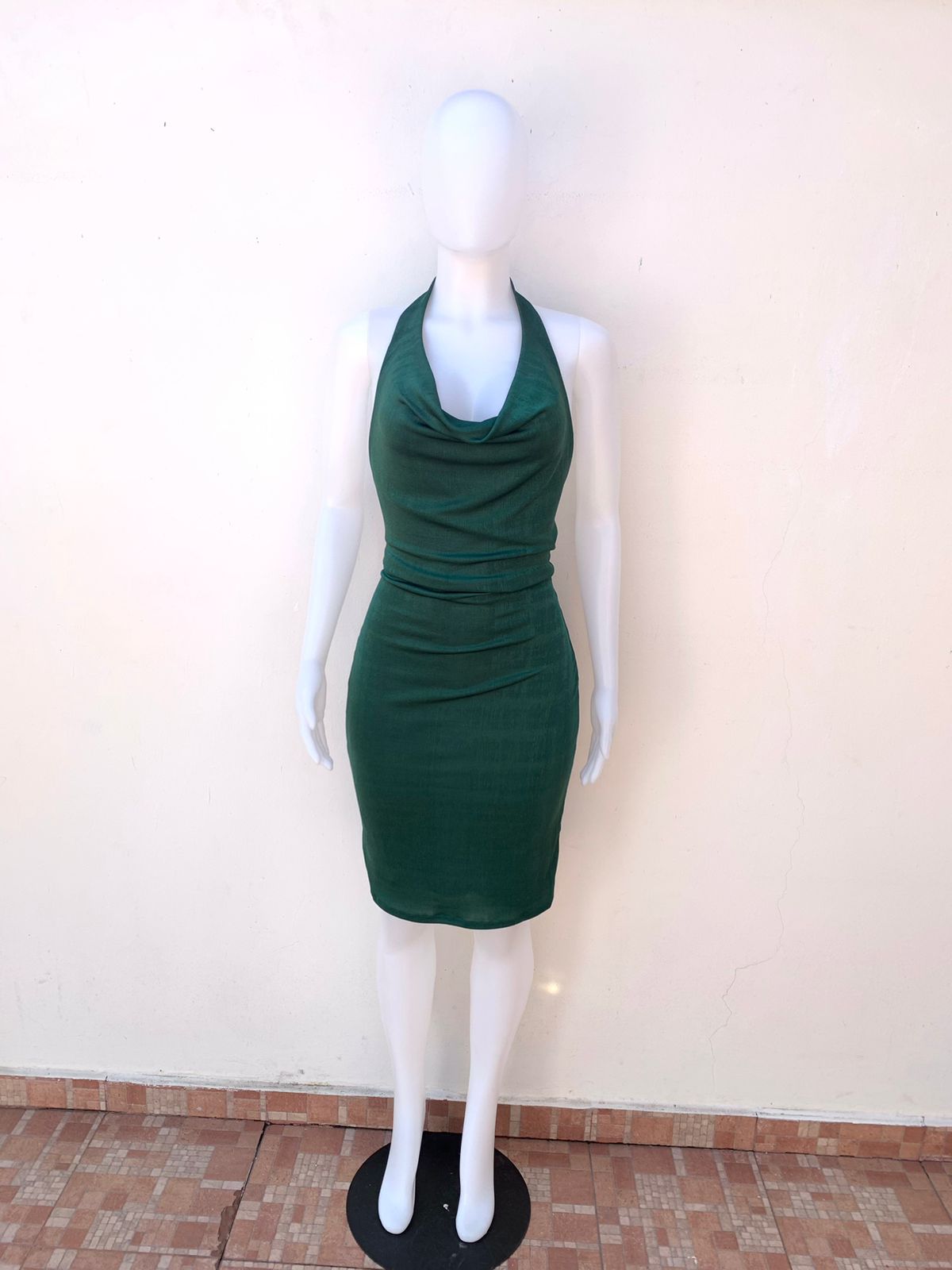 Vestido Fashion Nova original de color hunter ( verde ) de tela brillante espalda descubierta