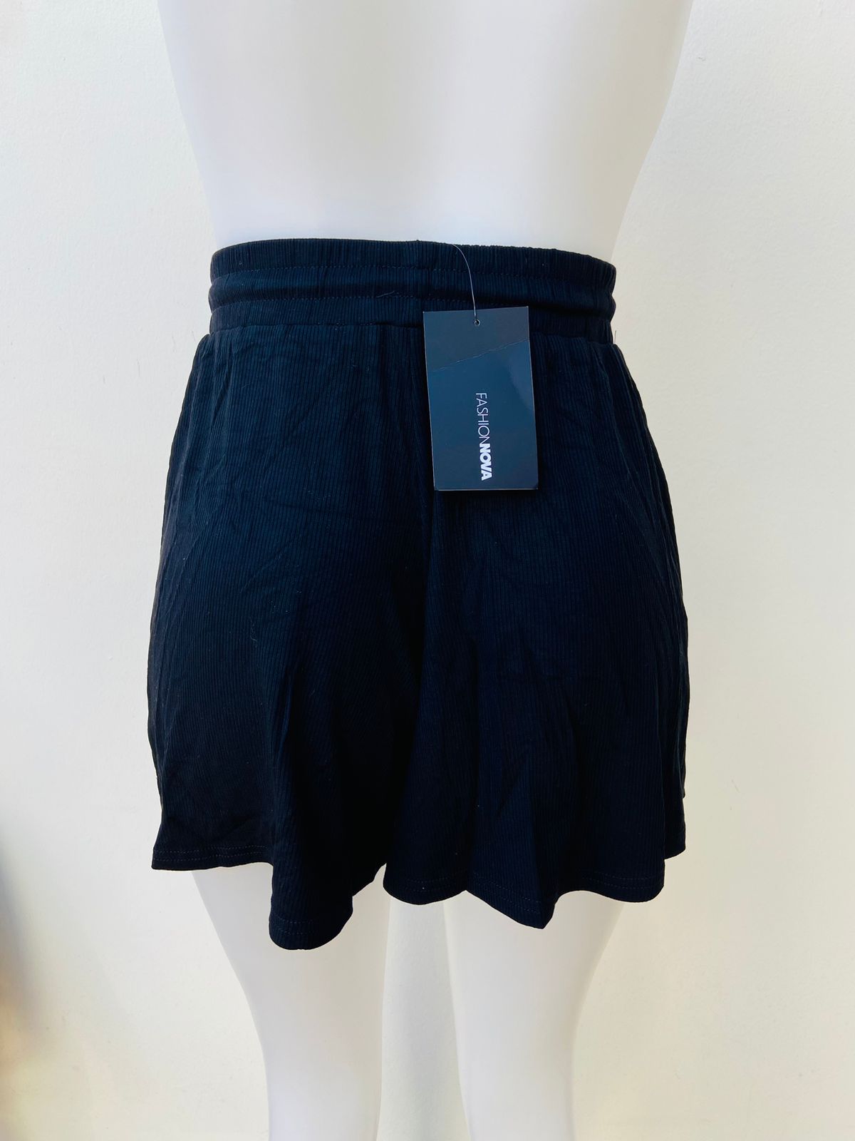 Short Fashion Nova original, de tela sin bolsillos. Lazo ajustable en el centro.