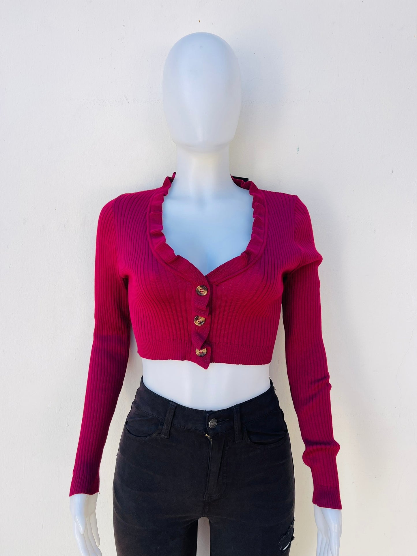 Top/ Suéter Fashion Nova original rojo vino con botones y vuelos en el escote, manga larga.