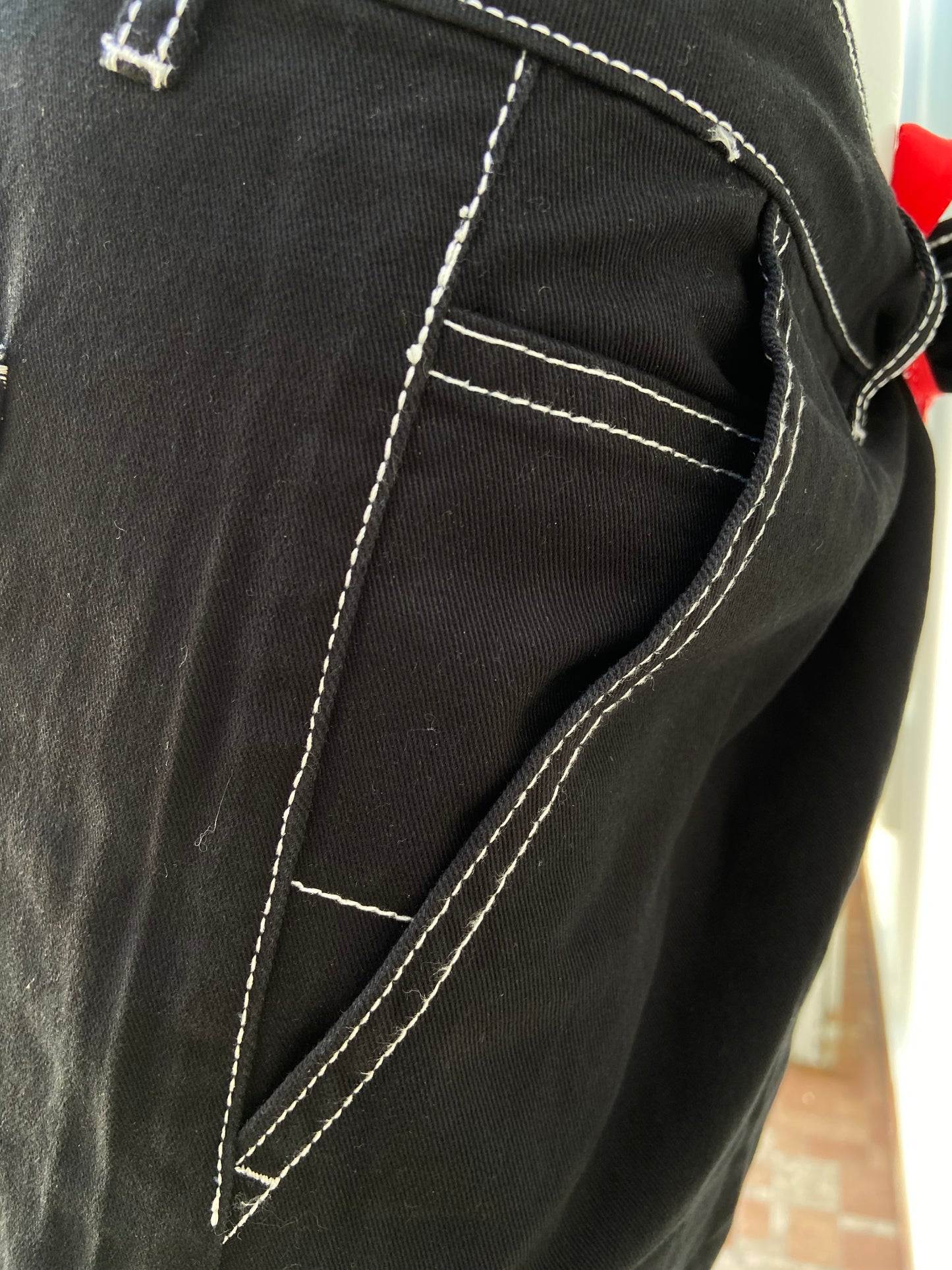 Bermuda Forever 21 original de color negra con bolsillos a los lados detalles de costura en color blanco