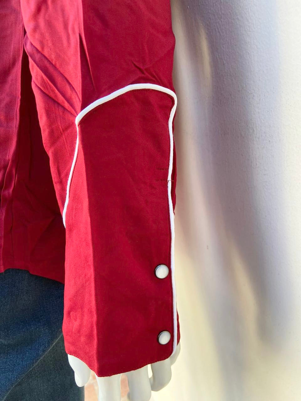Camisa Fashion Nova original roja con diseños de pañuelos en color blanco YOKE LONG, manga larga.