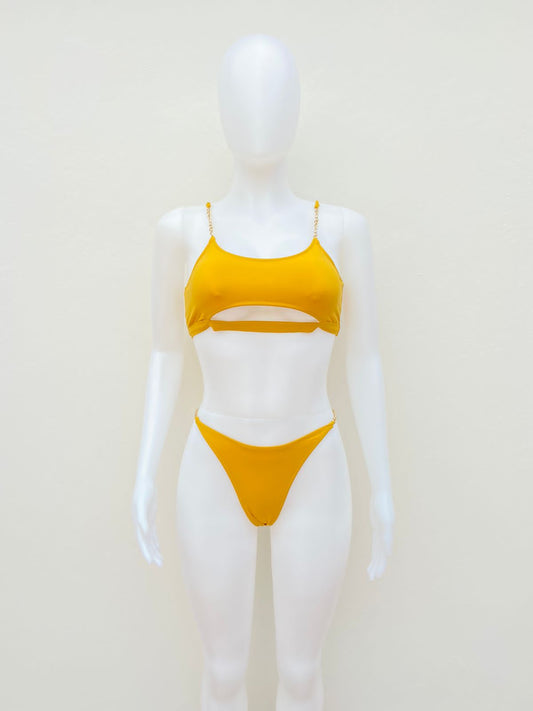 Biquini Swimwear Original color amarillo mostaza con con cadena en los tirantes y en los lados de color dorado