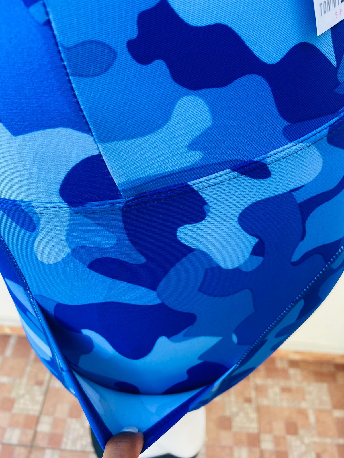 Conjunto Tommy Hilfiger original azul con estilo militar con raya roja blanca y azul marino a un lado en el top y legging pequeño bolsillo a los lados