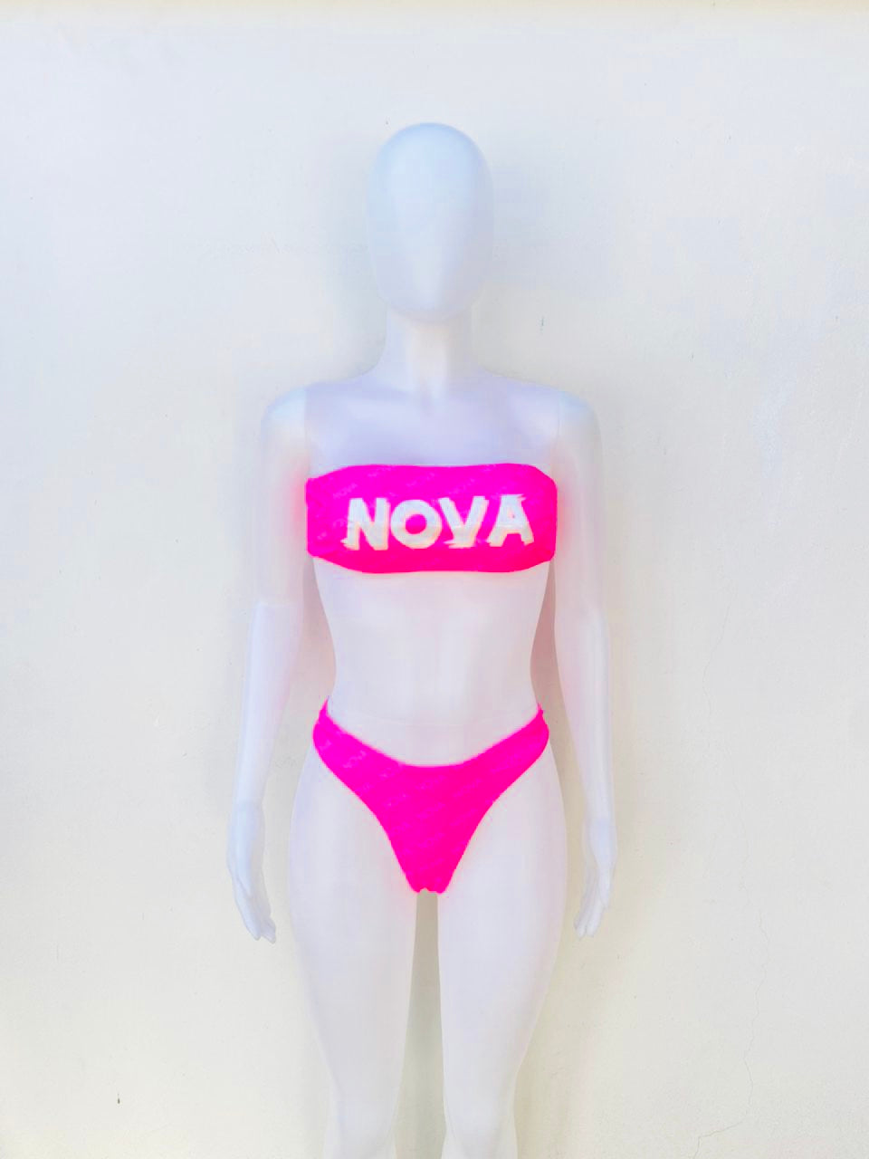Biquini Fashion Nova original, rosado Fuscia estraple top con letras NOVA en color blanco en el centro, panti con letras NOVA poco visible.