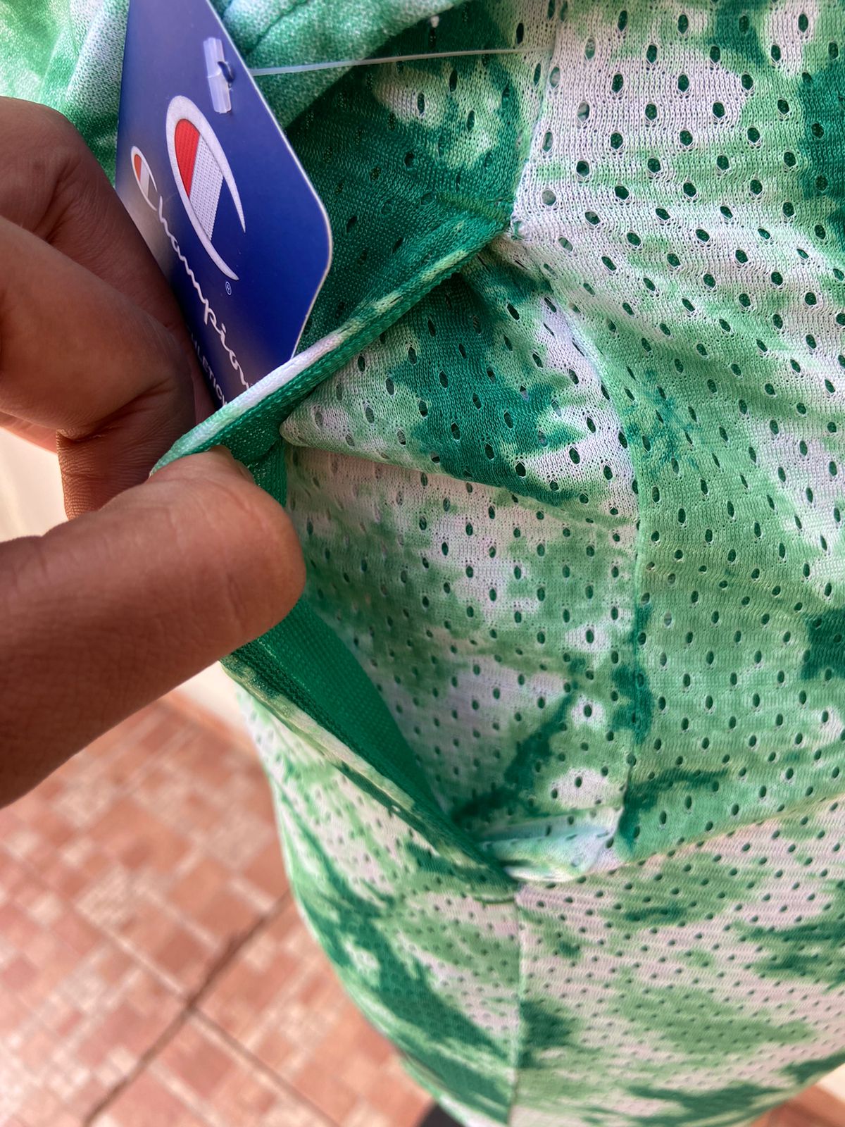 Conjunto CHAMPION original verde degradado con blanco y letras CHAMPION en azul, Bermuda y t-shirt.