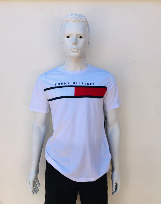T-shirt para hombre Tommy Hilfiger original blanco con Bandera de la marca en rojo, blanco y azul marino.