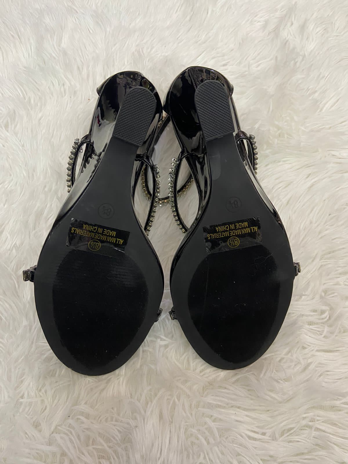 Zapatillas Fashion Nova original, negras con cadenas plateadas, tacón en forma de S.